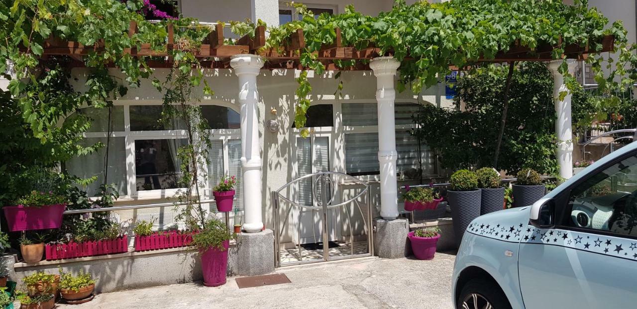 Studio Apartment For 2 Adults And 1 Child Makarska Esterno foto