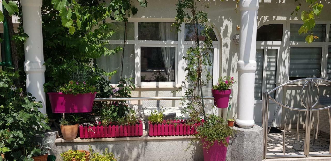 Studio Apartment For 2 Adults And 1 Child Makarska Esterno foto