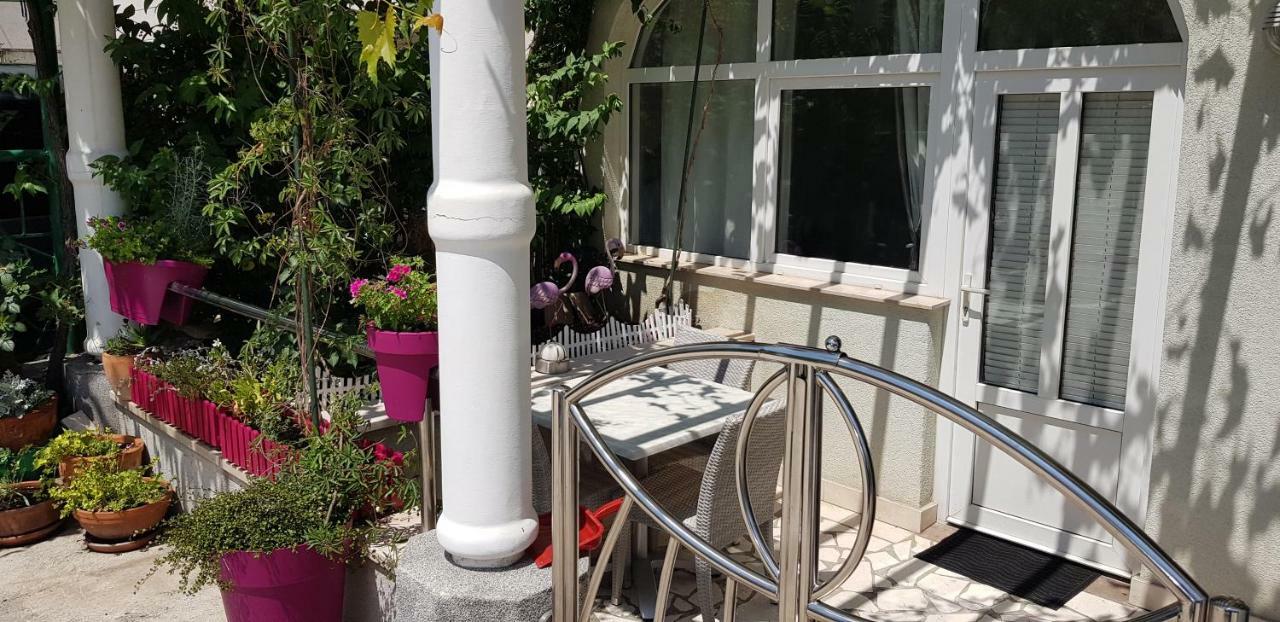 Studio Apartment For 2 Adults And 1 Child Makarska Esterno foto